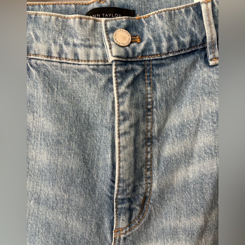 NWT Ann Taylor Loft Women Lt Blue Jeans Kick Crop Curvy High Rise Raw Edge 36/12 - Picture 2 of 10